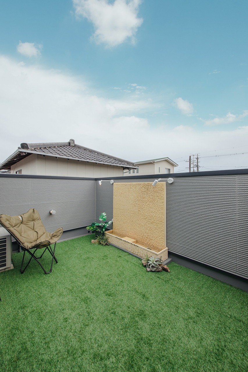 モノトーンコーデにハワイが香るコの字型の家