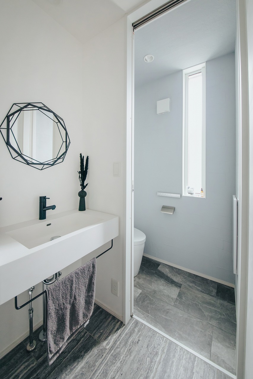 モノトーンコーデにハワイが香るコの字型の家