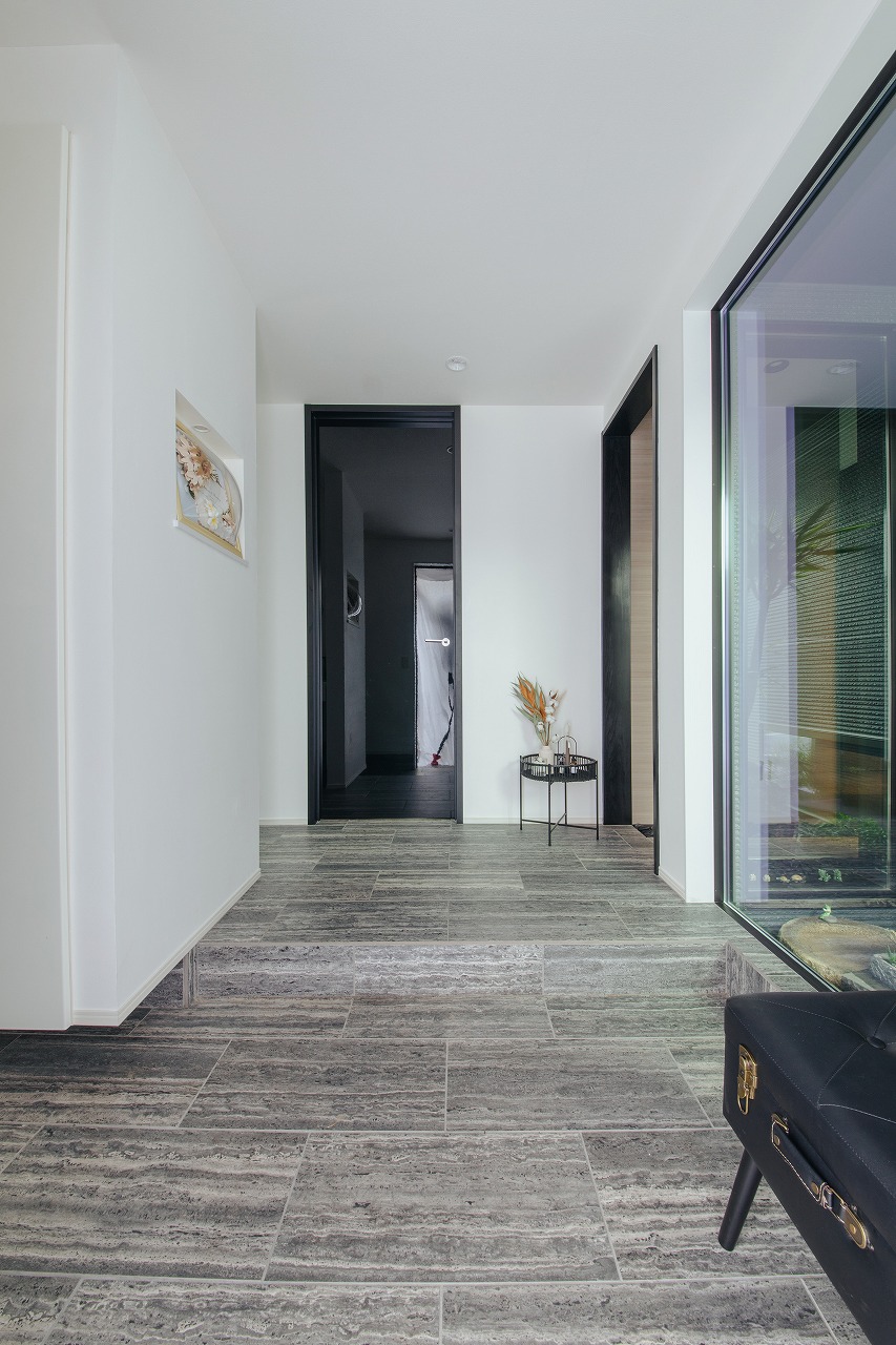 モノトーンコーデにハワイが香るコの字型の家