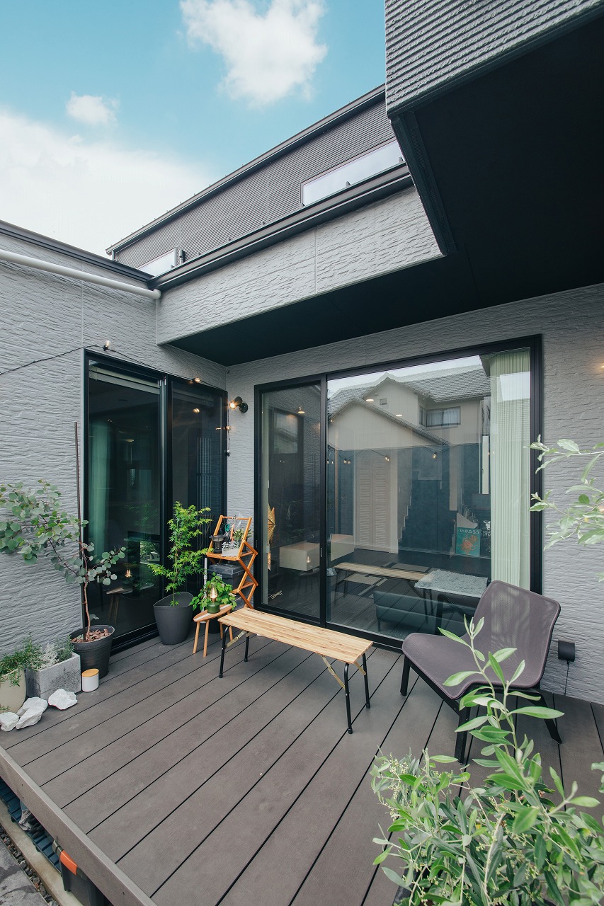 モノトーンコーデにハワイが香るコの字型の家