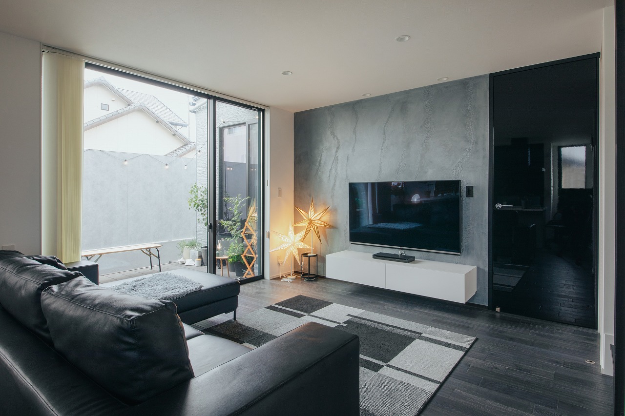 モノトーンコーデにハワイが香るコの字型の家