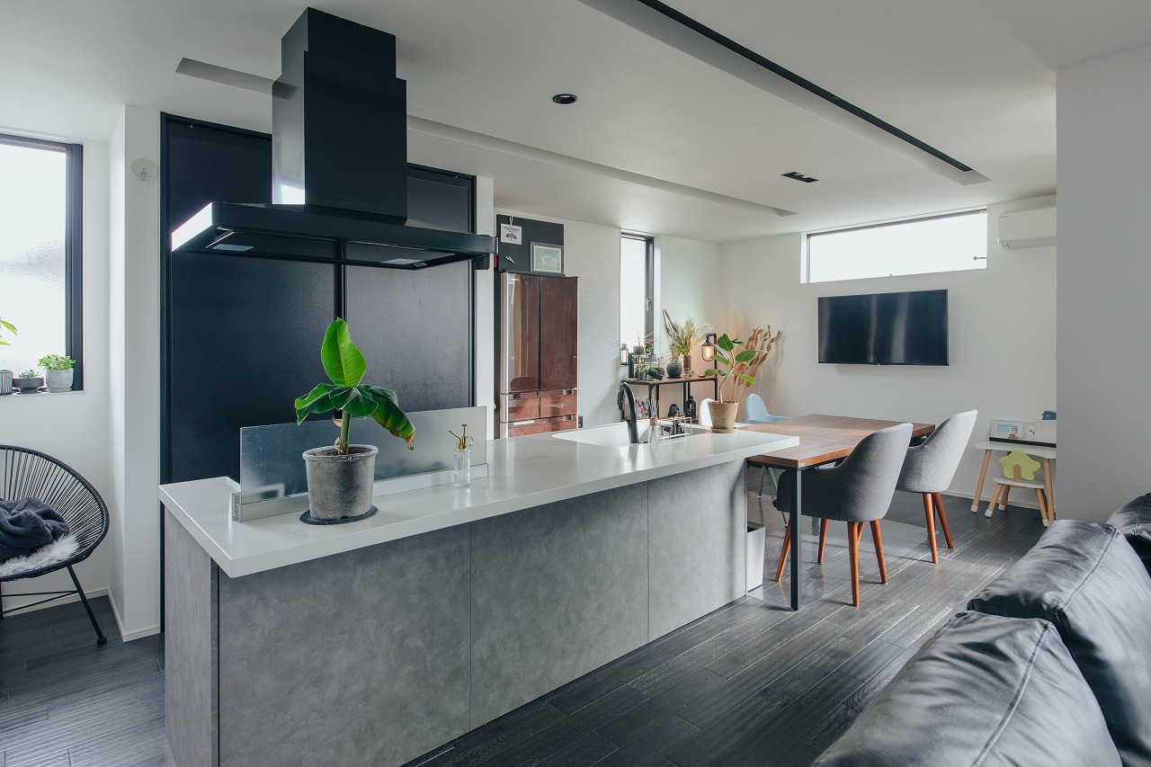 モノトーンコーデにハワイが香るコの字型の家