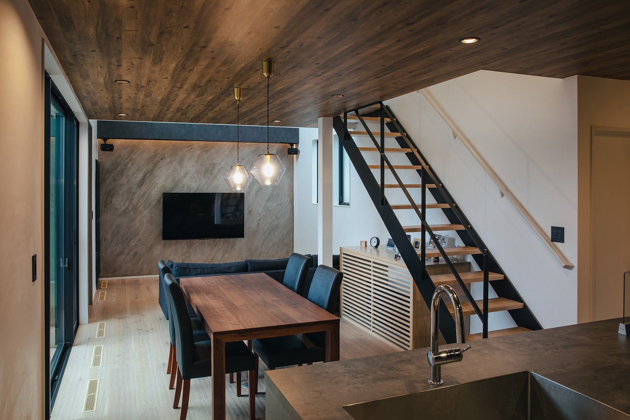 アウトドア好きな夫婦が穏やかに暮らすコの字型の家