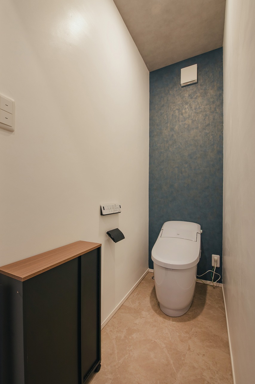 アウトドア好きな夫婦が穏やかに暮らすコの字型の家