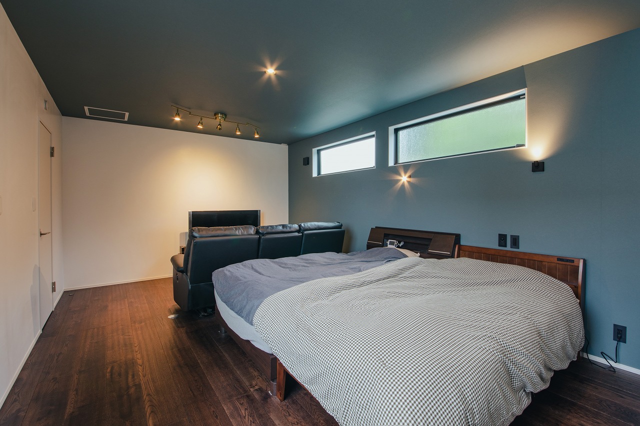 アウトドア好きな夫婦が穏やかに暮らすコの字型の家