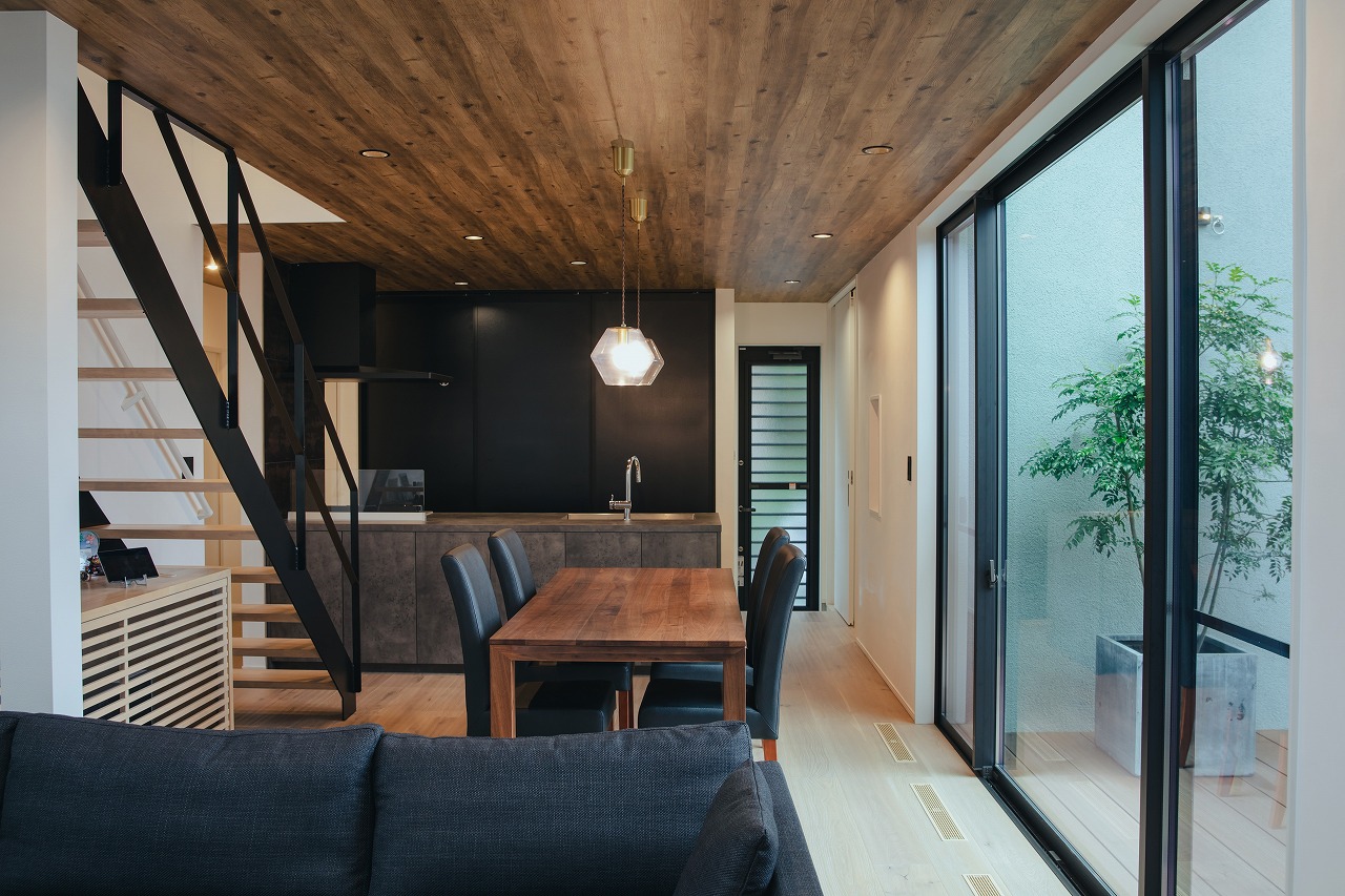 アウトドア好きな夫婦が穏やかに暮らすコの字型の家