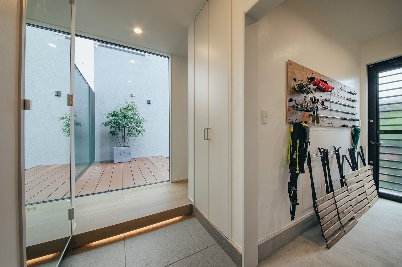 アウトドア好きな夫婦が穏やかに暮らすコの字型の家