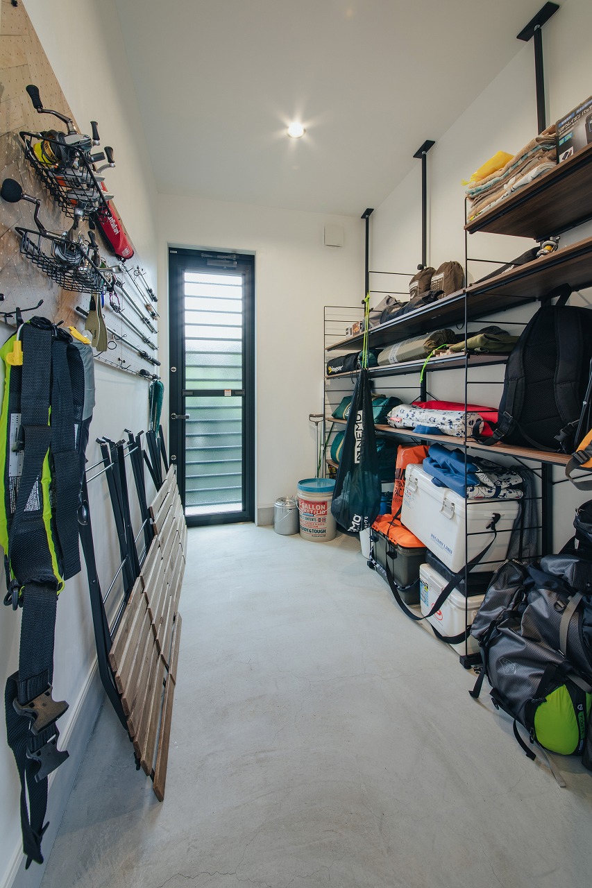 アウトドア好きな夫婦が穏やかに暮らすコの字型の家