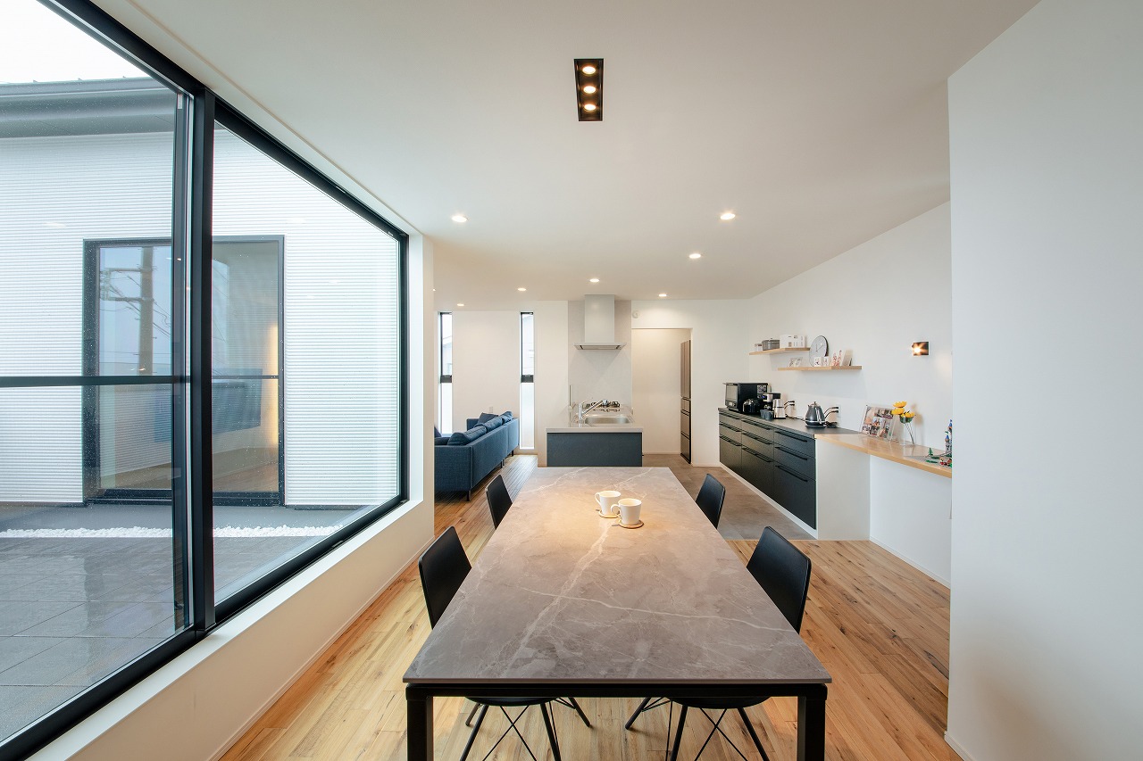 ほどよい距離感が心地いいスタイリッシュな半二世帯住宅