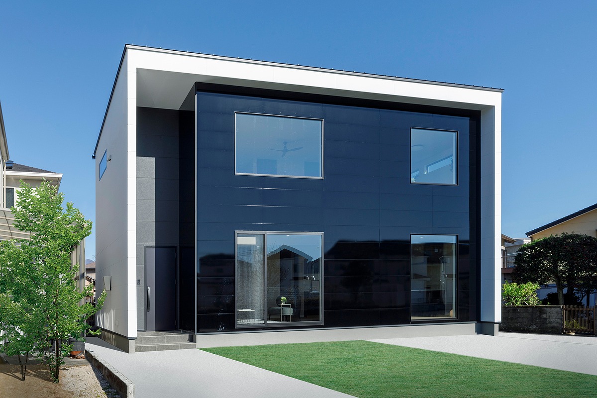 鏡面の外壁が映えるアーバンな住まい