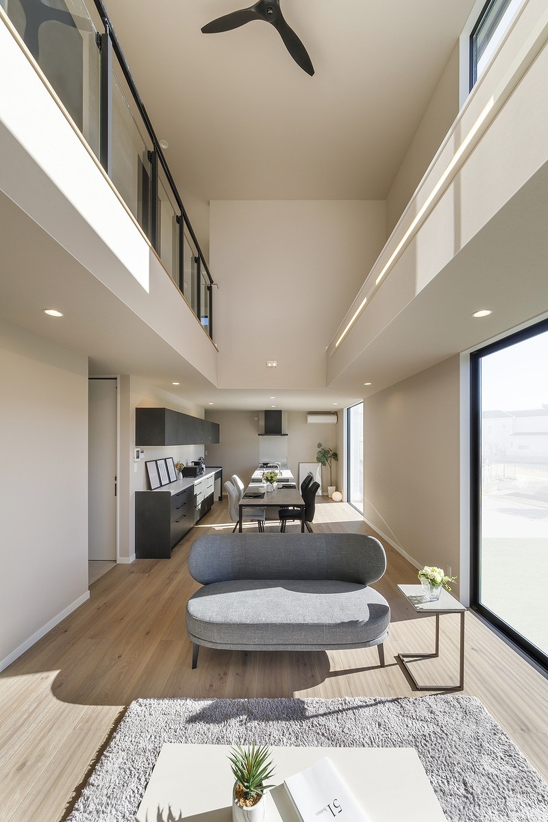 鏡面の外壁が映えるアーバンな住まい