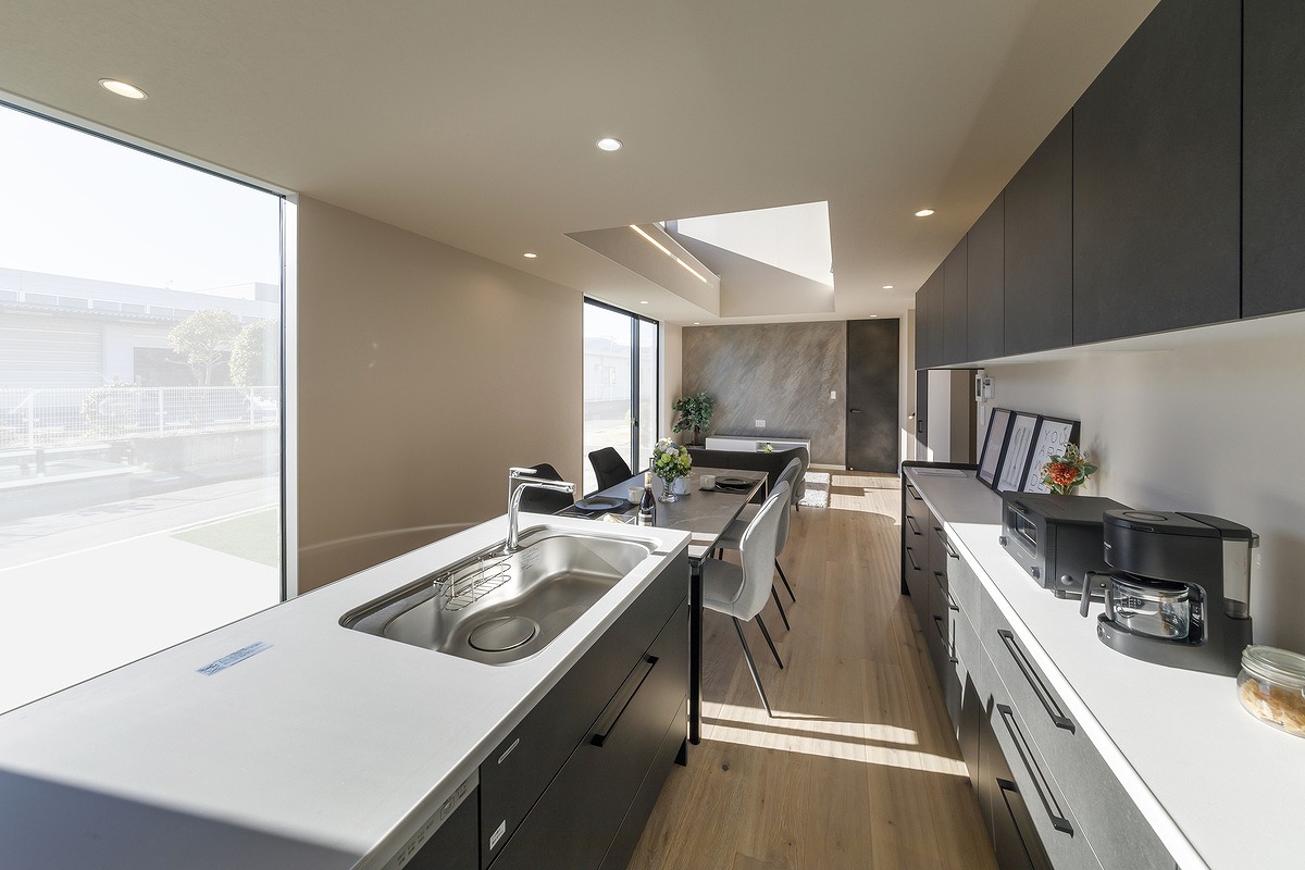 鏡面の外壁が映えるアーバンな住まい