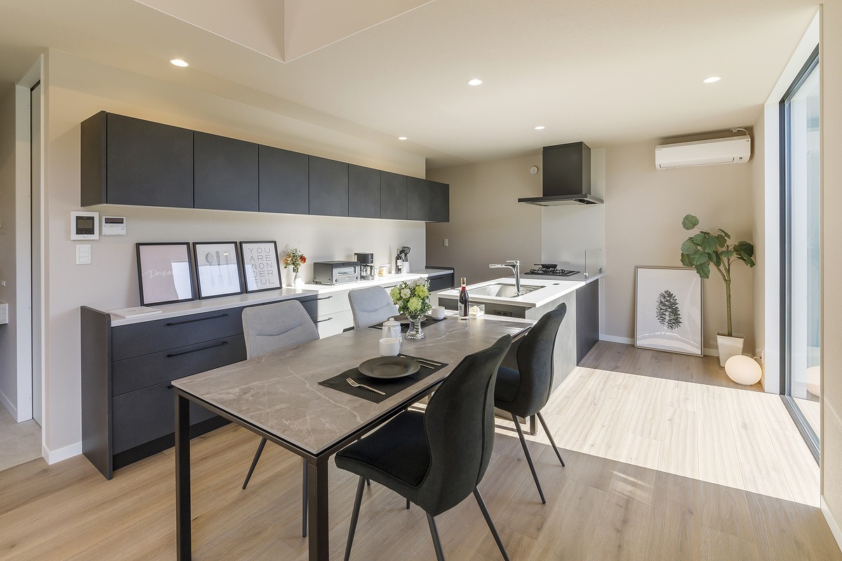 鏡面の外壁が映えるアーバンな住まい