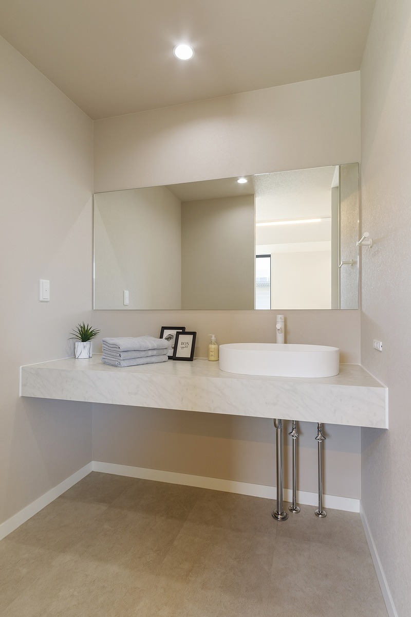 鏡面の外壁が映えるアーバンな住まい