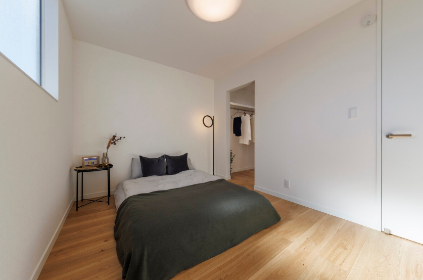 白と木が響き合う、ミラーファサードの平屋