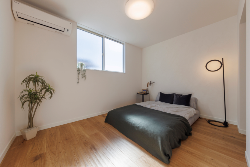 白と木が響き合う、ミラーファサードの平屋