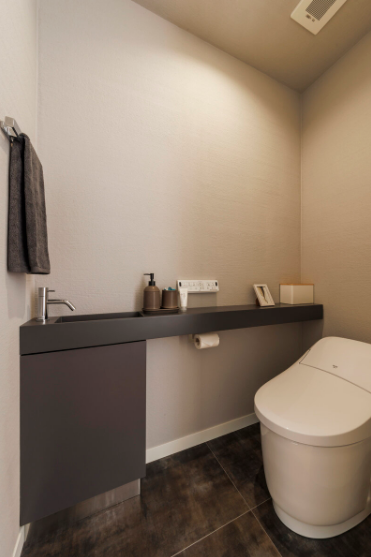 白と木が響き合う、ミラーファサードの平屋