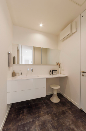 白と木が響き合う、ミラーファサードの平屋