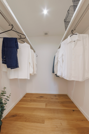 白と木が響き合う、ミラーファサードの平屋