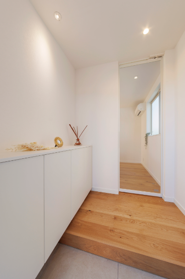 白と木が響き合う、ミラーファサードの平屋