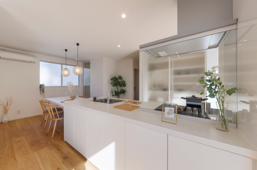 白と木が響き合う、ミラーファサードの平屋