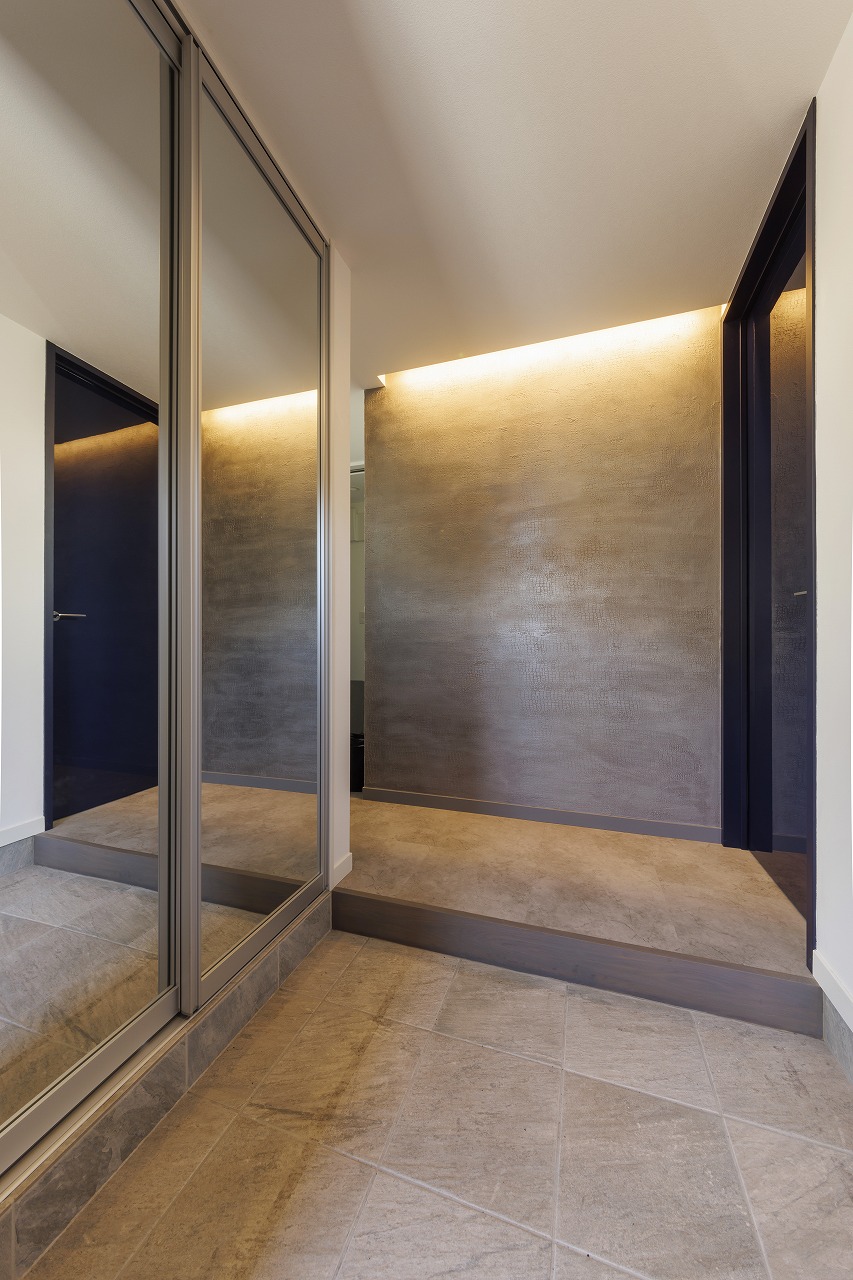 開放感とプライバシーを両立した美術館のような家