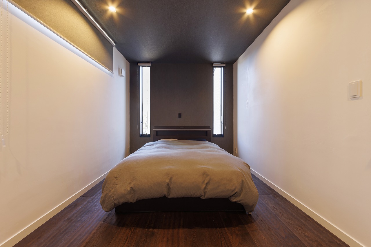 開放感とプライバシーを両立した美術館のような家