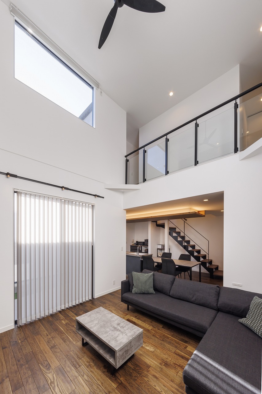 開放感とプライバシーを両立した美術館のような家