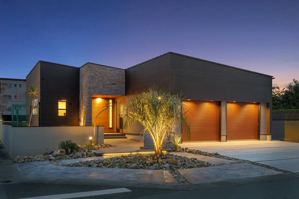 究極のラグジュアリーを追求したガレージ付きの平屋