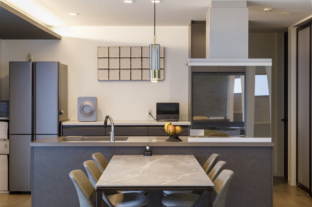 究極のラグジュアリーを追求したガレージ付きの平屋